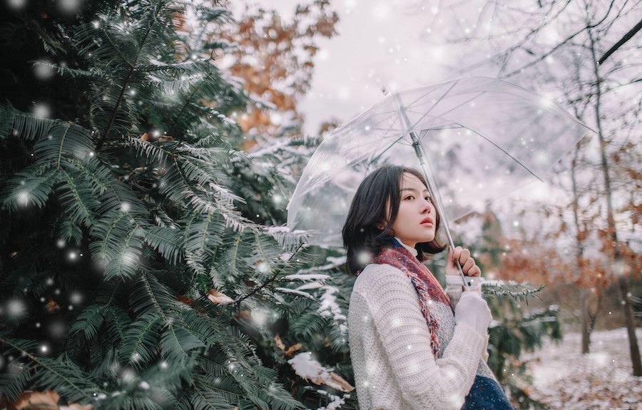 又一年大雪纷飞短发美女撑伞漫步楚楚动人