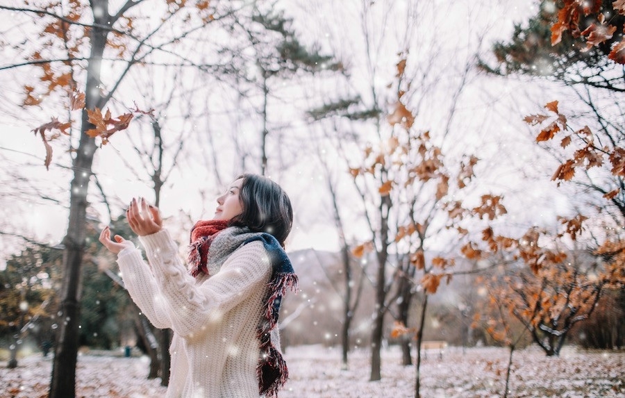又一年大雪纷飞短发美女撑伞漫步楚楚动人