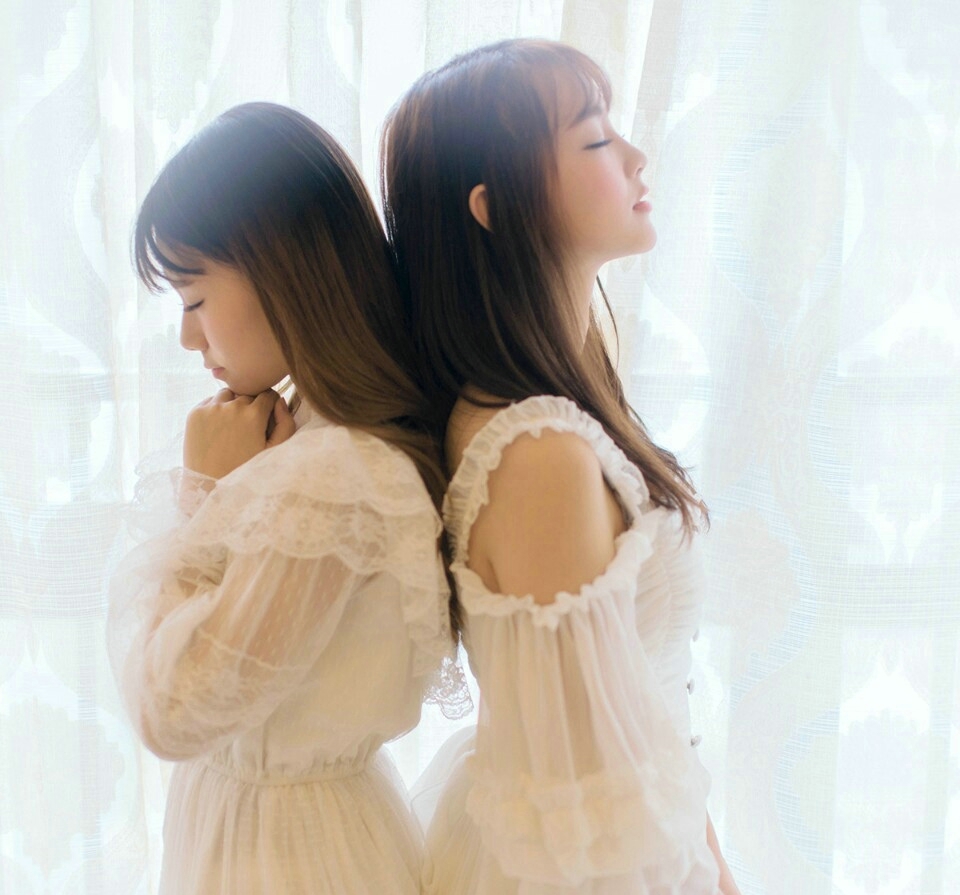 蕾丝可爱姐妹花娇羞俏丽可人