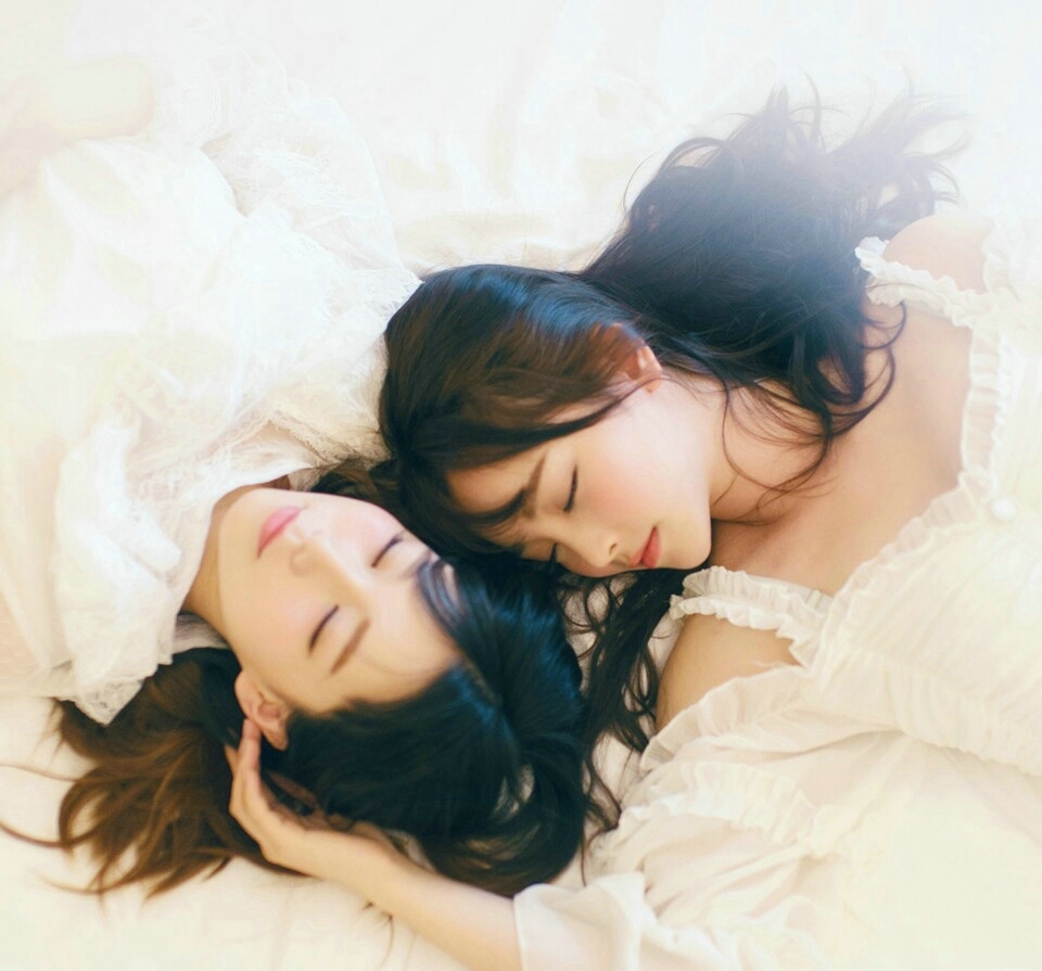 蕾丝可爱姐妹花娇羞俏丽可人