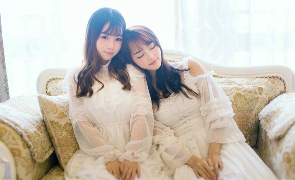 蕾丝可爱姐妹花娇羞俏丽可人