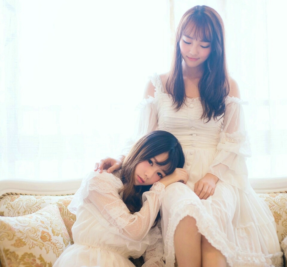 蕾丝可爱姐妹花娇羞俏丽可人