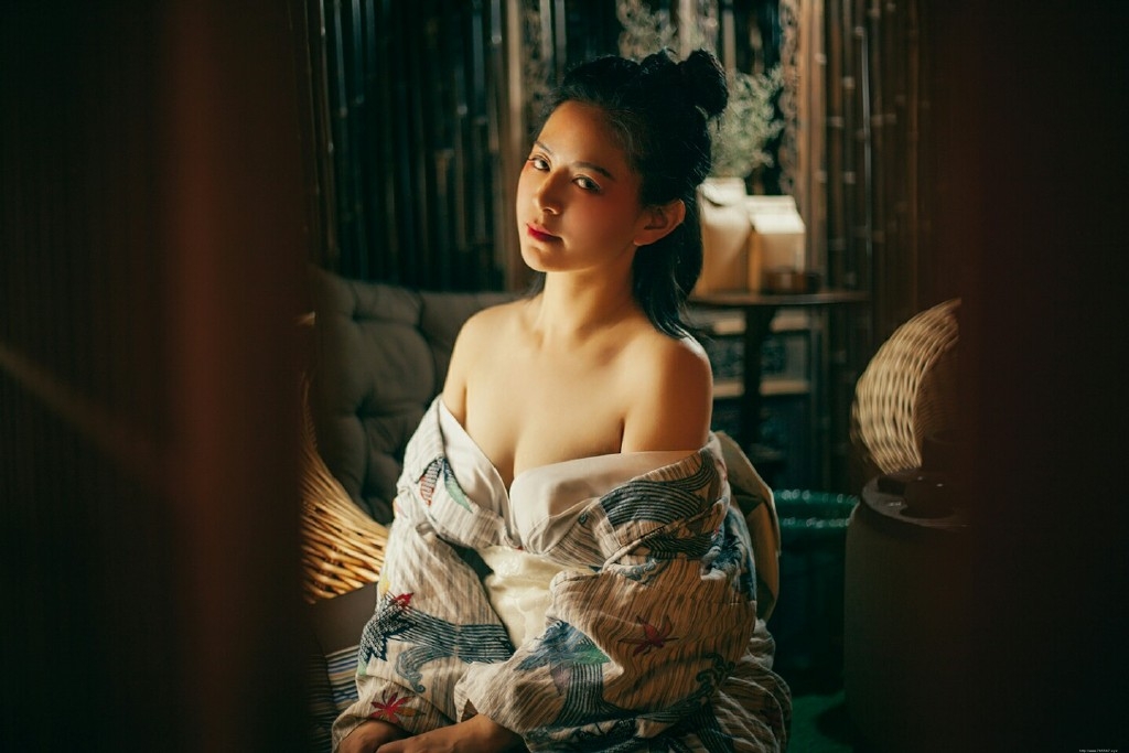 美女秀香肩锁骨古装魅惑写真