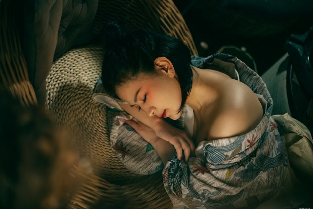 美女秀香肩锁骨古装魅惑写真