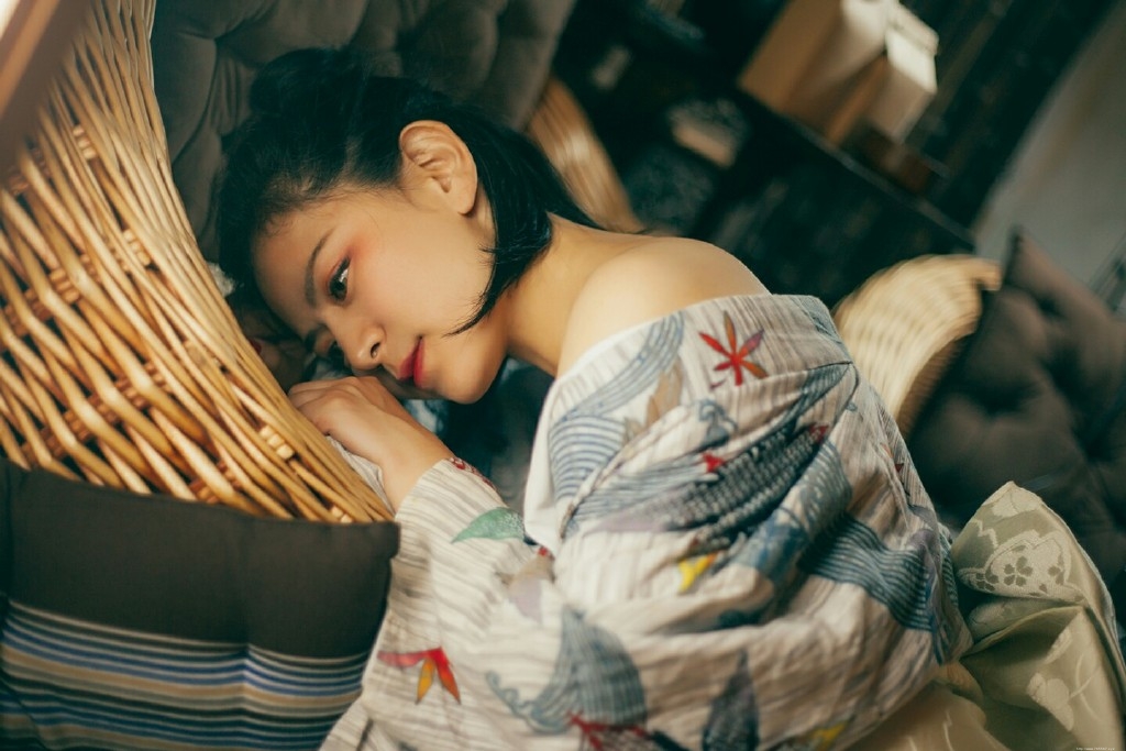 美女秀香肩锁骨古装魅惑写真