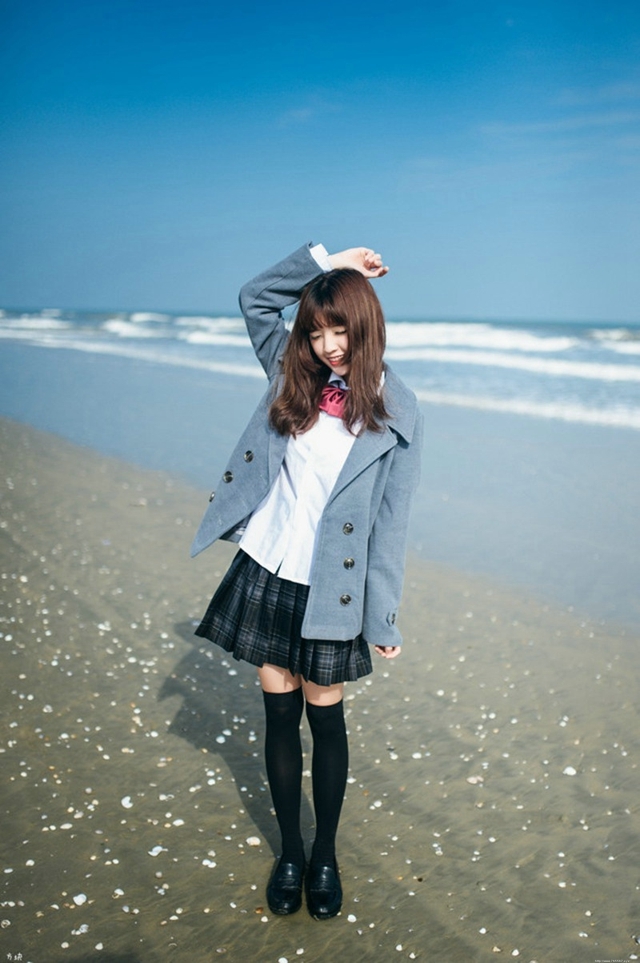 温婉可人迷人校服美女清纯甜美沙滩优美写真