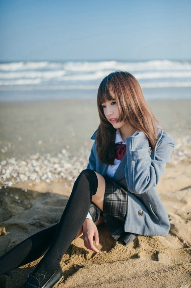 温婉可人迷人校服美女清纯甜美沙滩优美写真