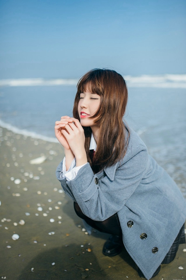 温婉可人迷人校服美女清纯甜美沙滩优美写真