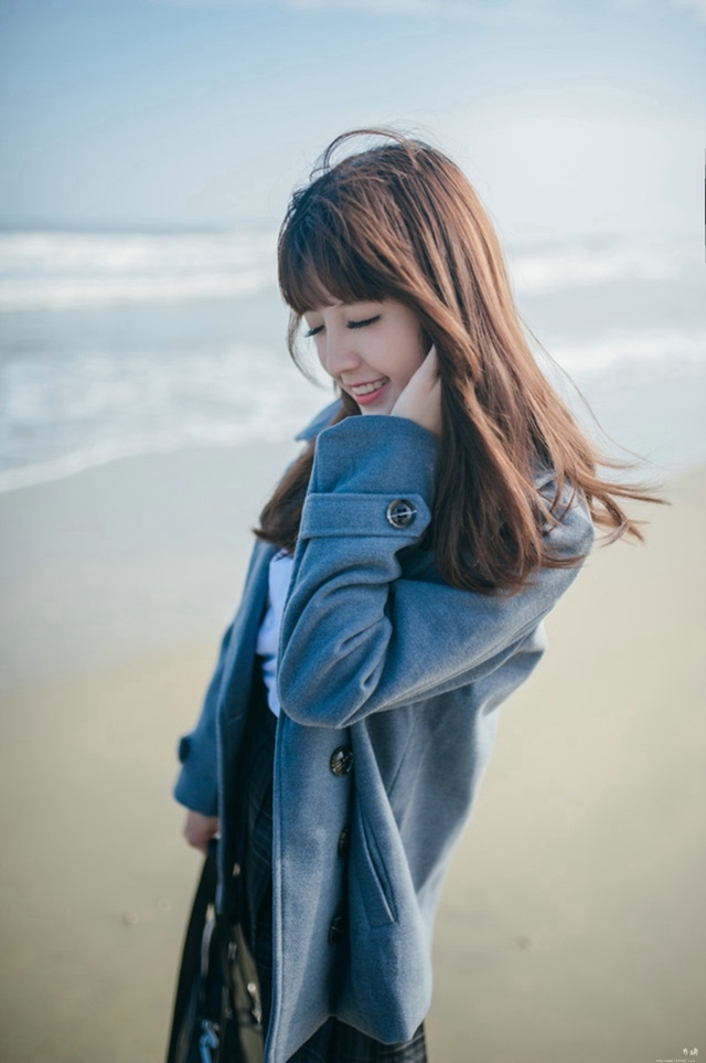 温婉可人迷人校服美女清纯甜美沙滩优美写真