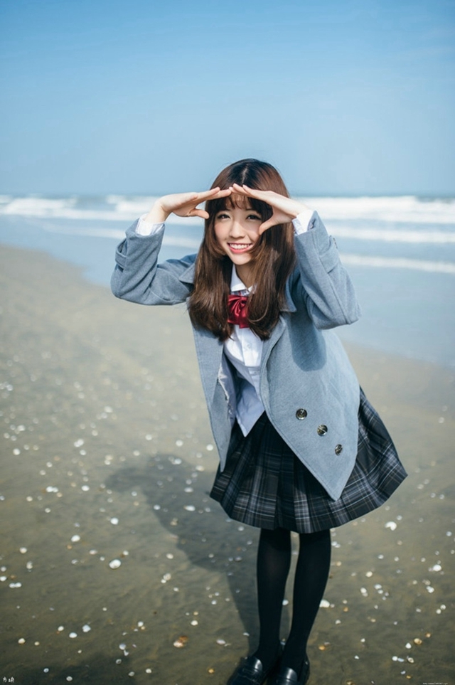 温婉可人迷人校服美女清纯甜美沙滩优美写真