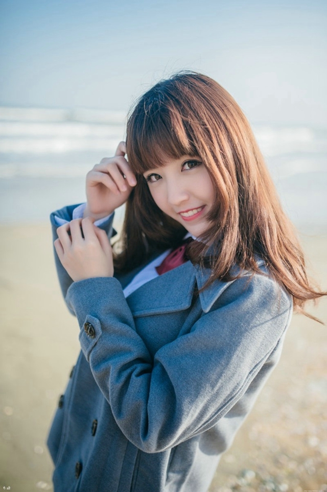 温婉可人迷人校服美女清纯甜美沙滩优美写真