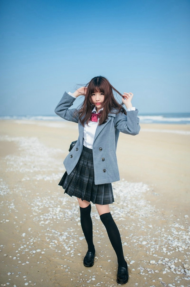 温婉可人迷人校服美女清纯甜美沙滩优美写真