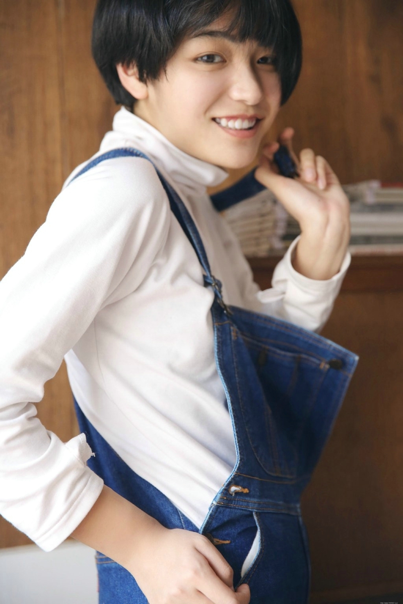 短发中性妹子灿烂可爱笑脸迷人