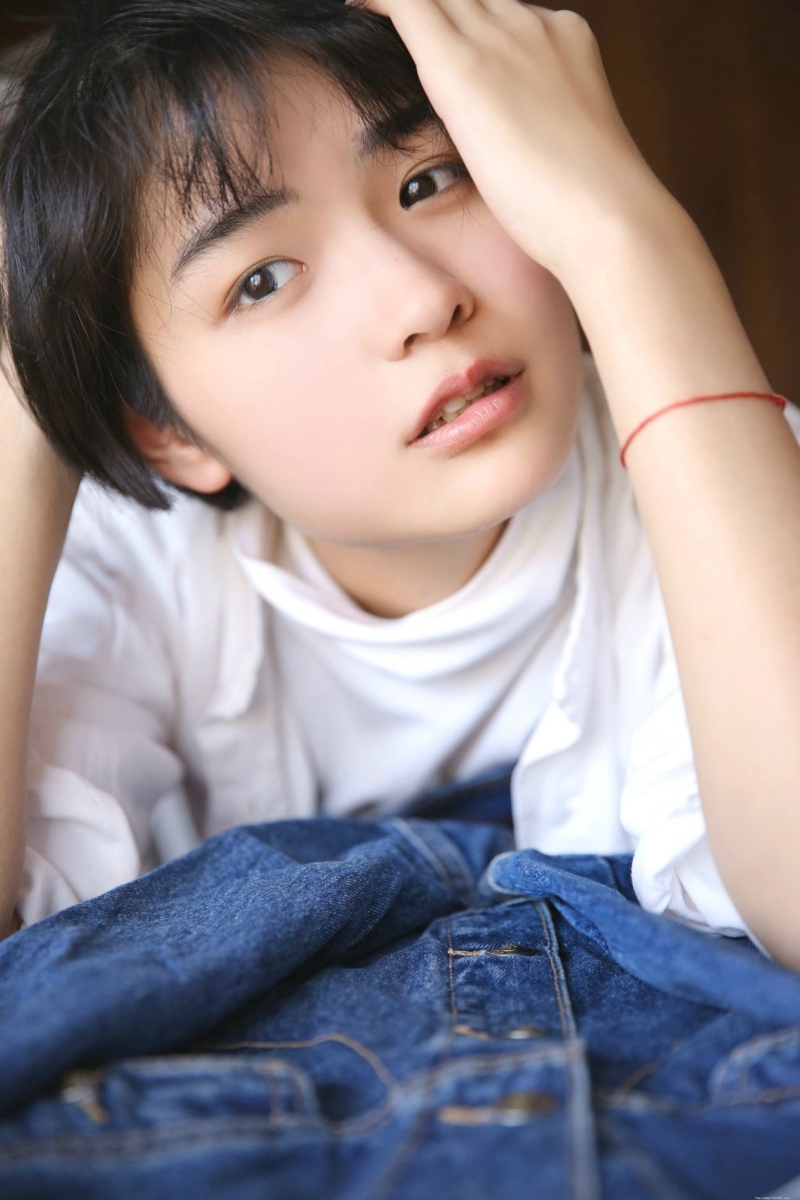 短发中性妹子灿烂可爱笑脸迷人