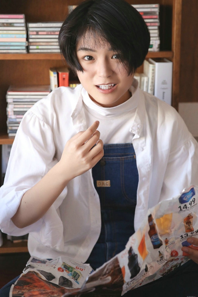 短发中性妹子灿烂可爱笑脸迷人