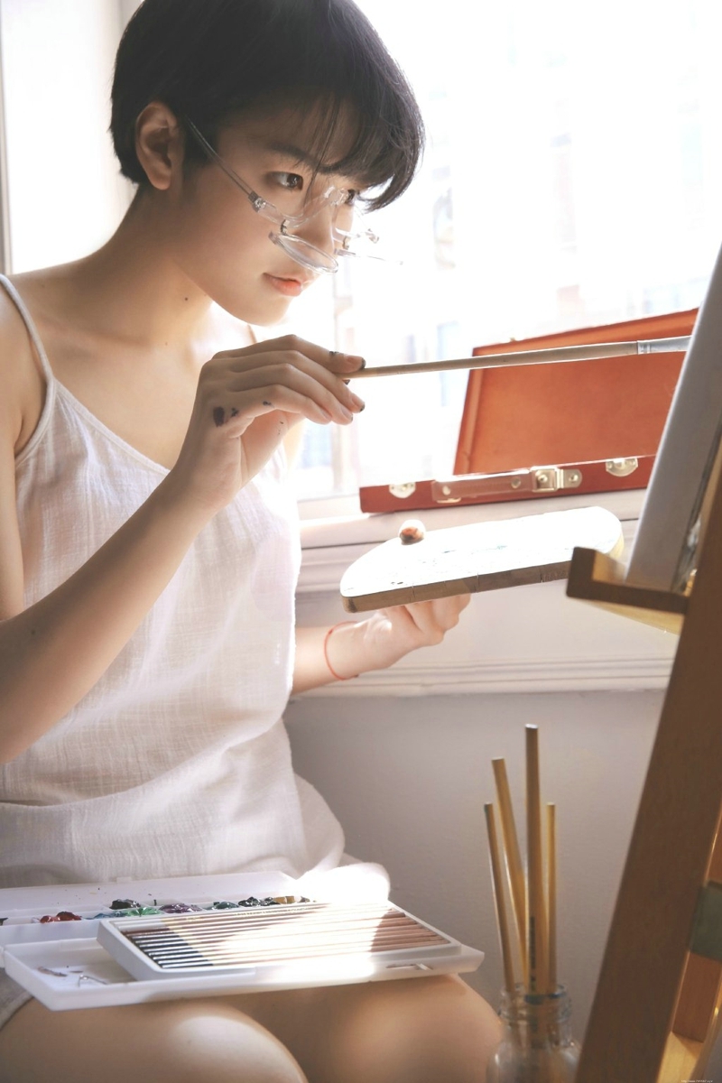 短发中性妹子灿烂可爱笑脸迷人