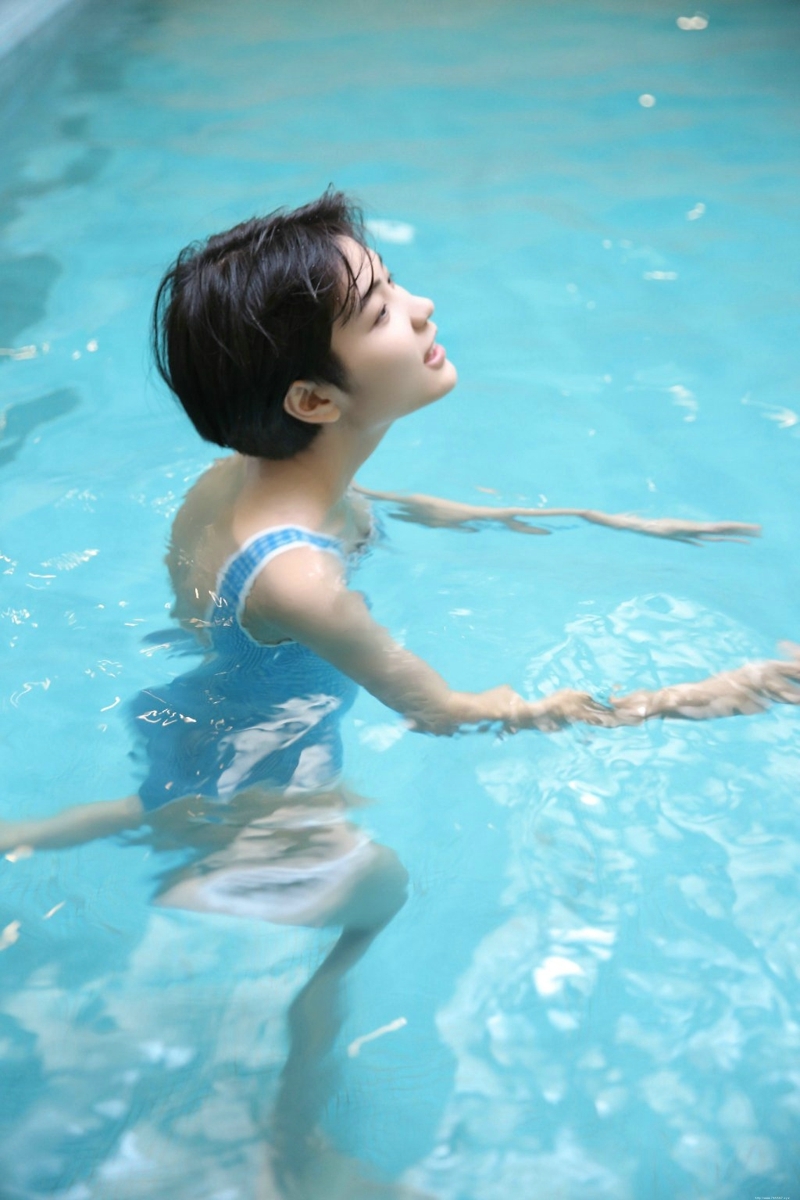 短发中性妹子灿烂可爱笑脸迷人