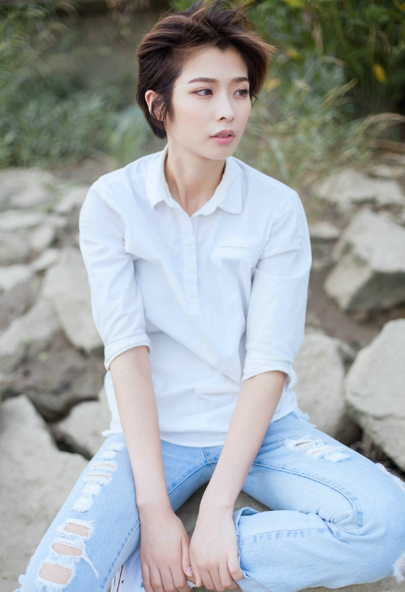 海岸边的帅气白衬衫美女清爽迷人