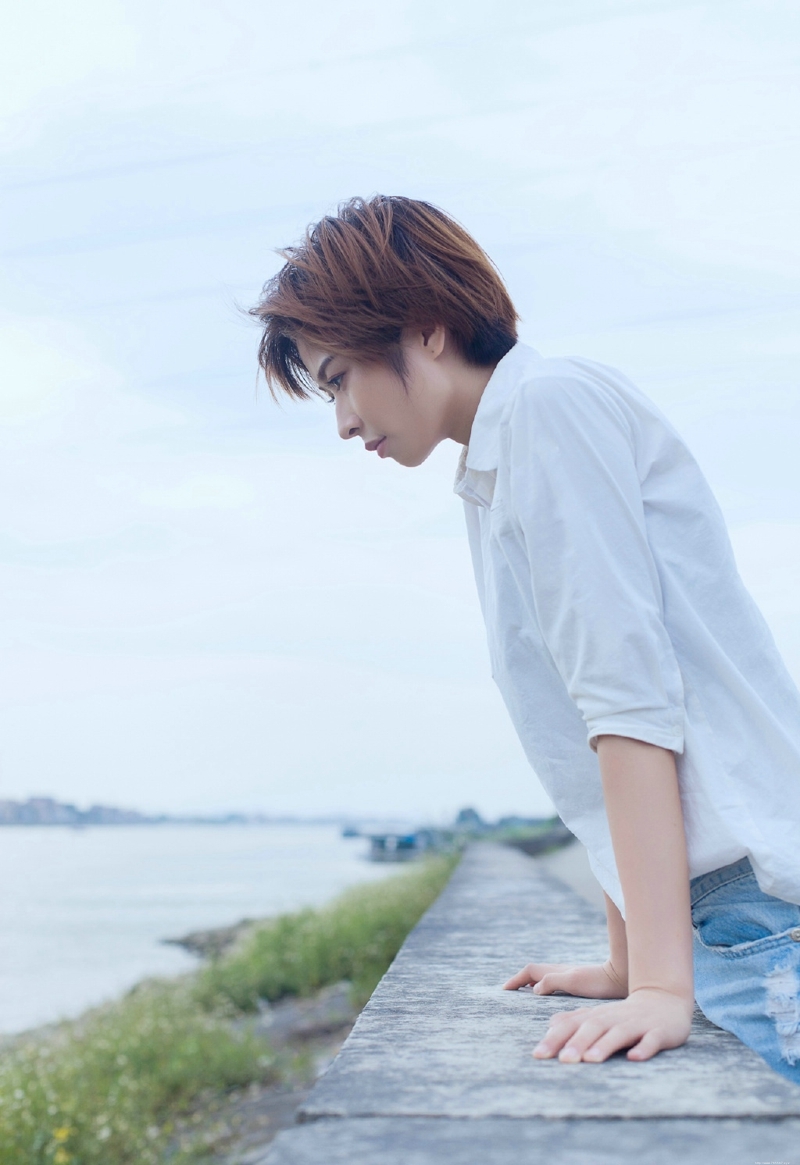 海岸边的帅气白衬衫美女清爽迷人