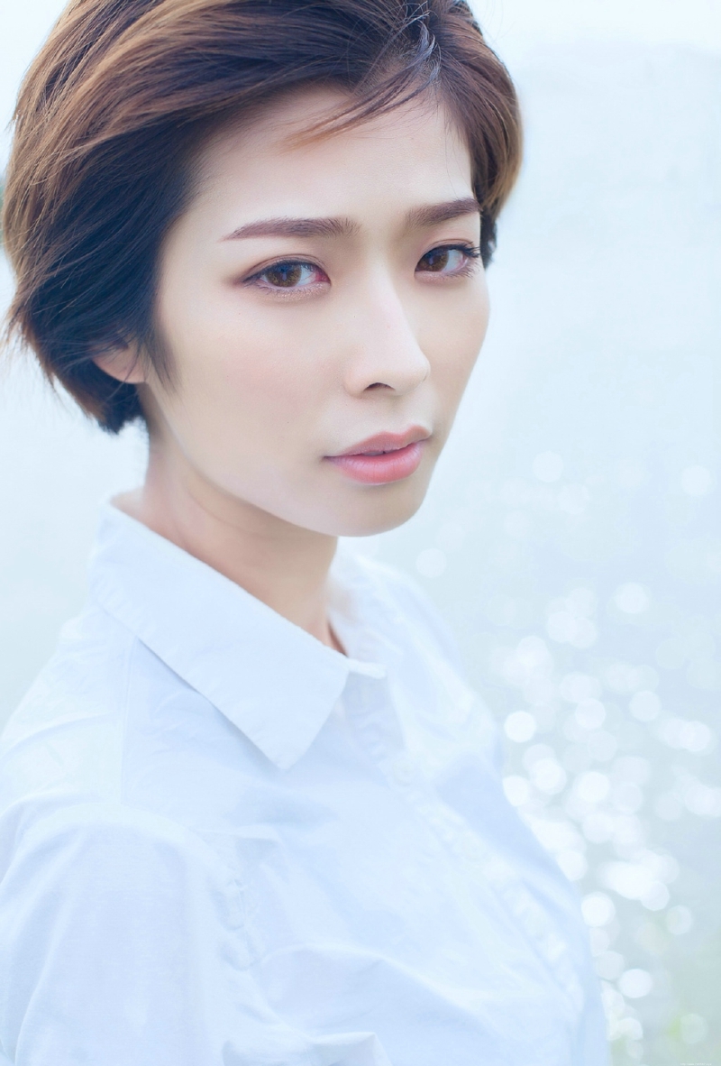 海岸边的帅气白衬衫美女清爽迷人