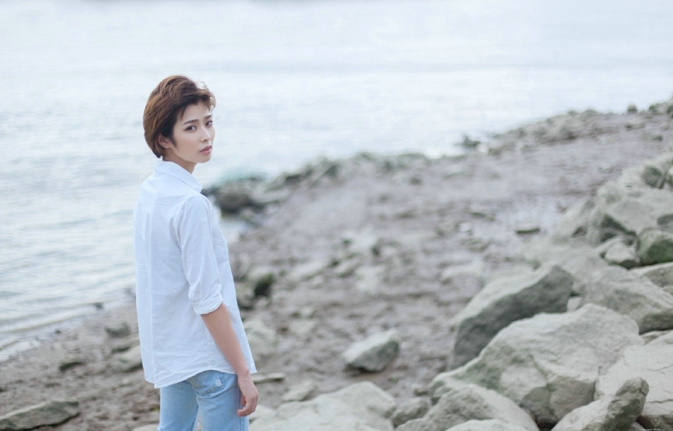 海岸边的帅气白衬衫美女清爽迷人