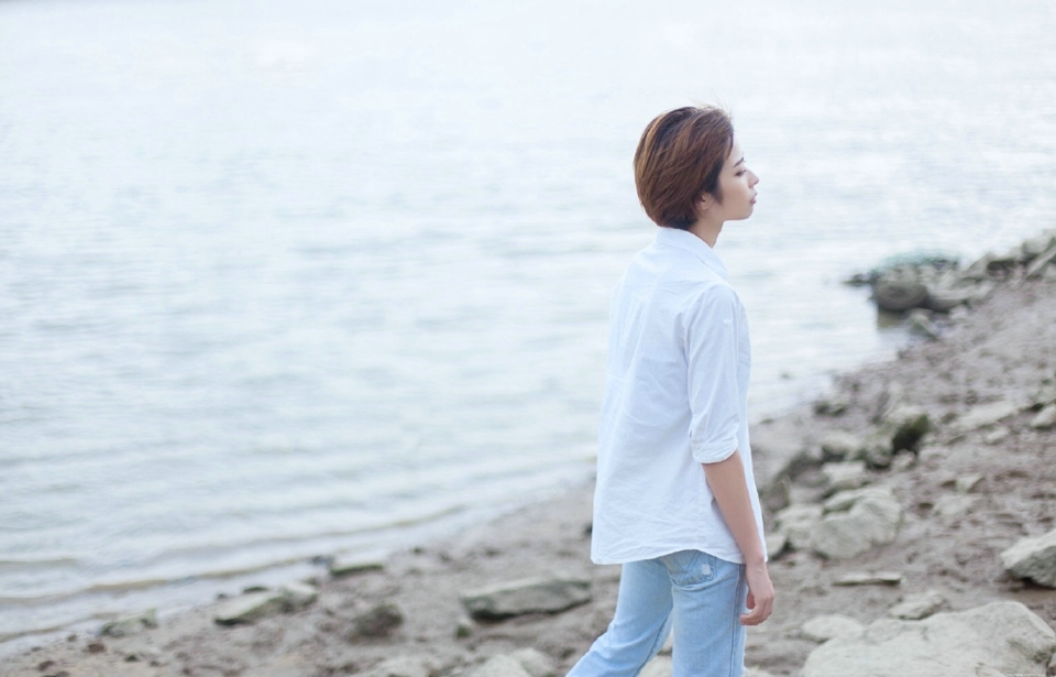 海岸边的帅气白衬衫美女清爽迷人