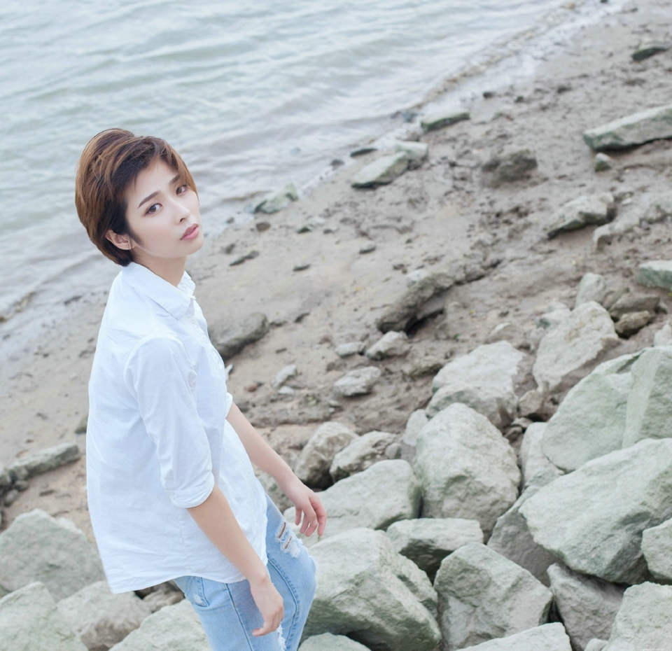 海岸边的帅气白衬衫美女清爽迷人