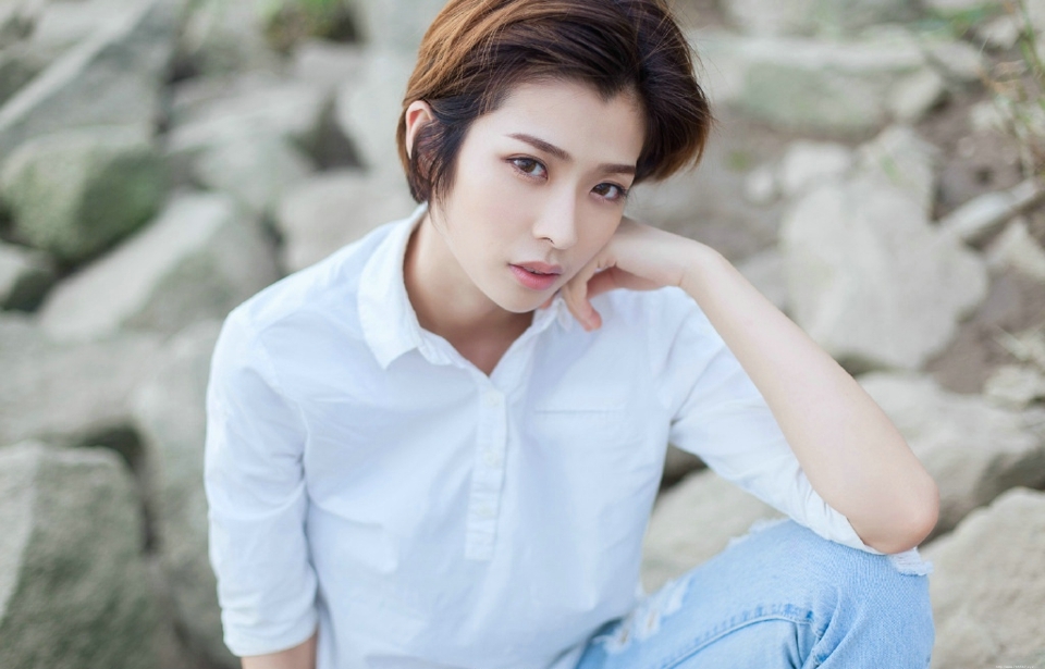 海岸边的帅气白衬衫美女清爽迷人