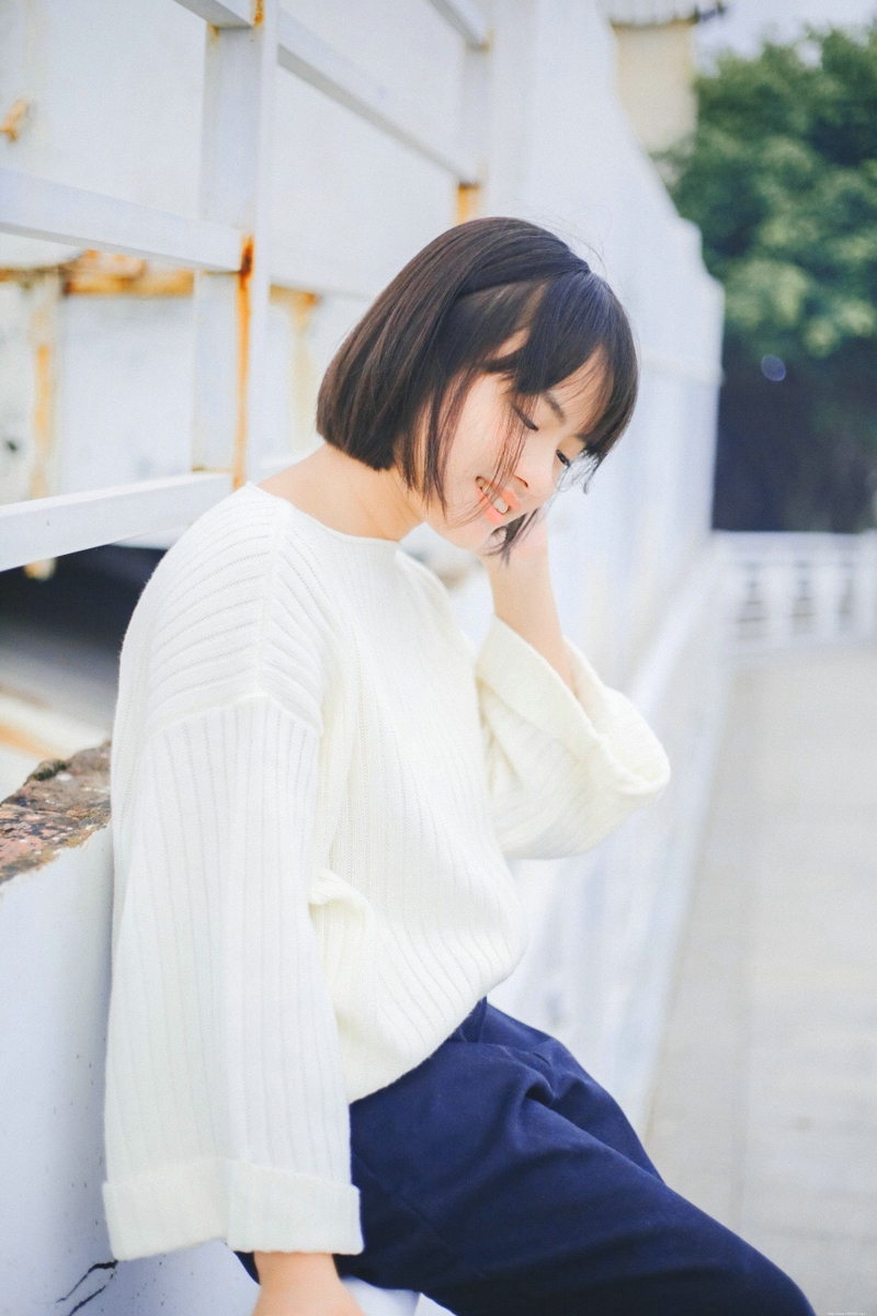 白皙短发少女可爱软萌可人