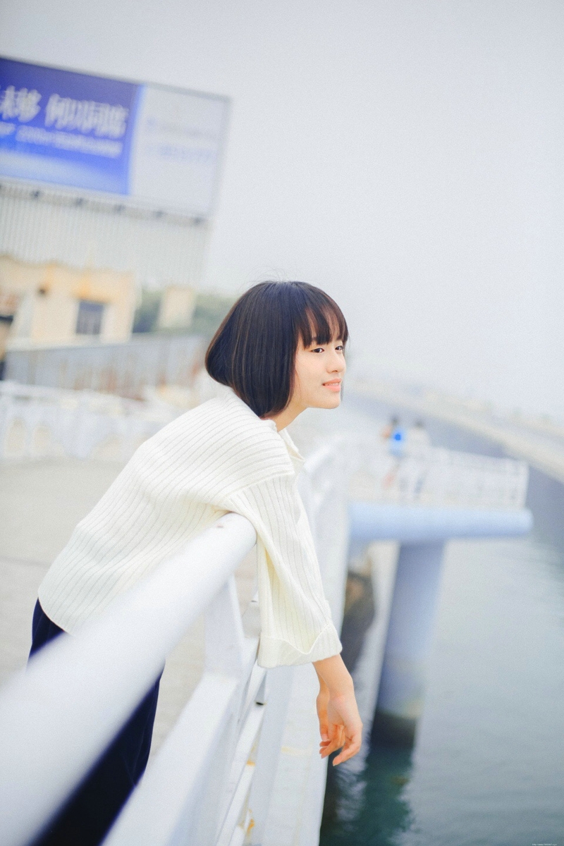 白皙短发少女可爱软萌可人