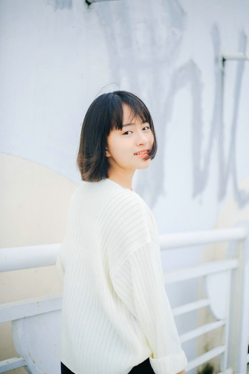 白皙短发少女可爱软萌可人