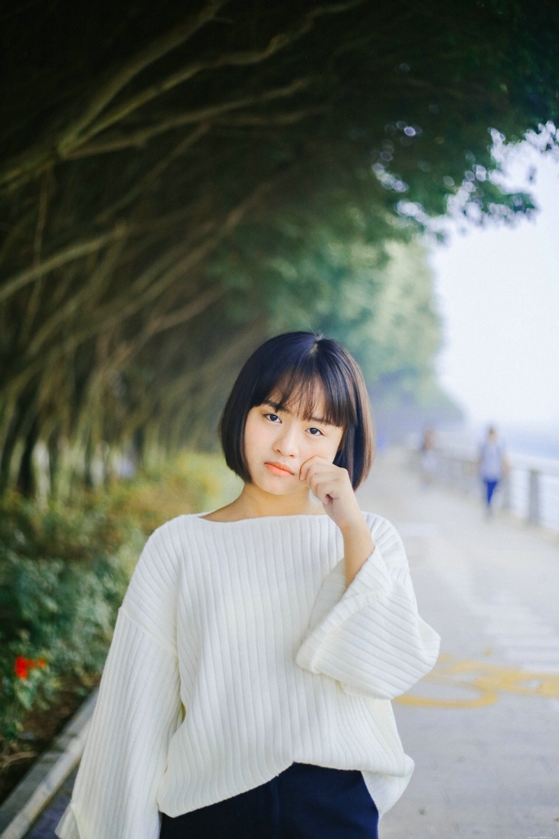 白皙短发少女可爱软萌可人