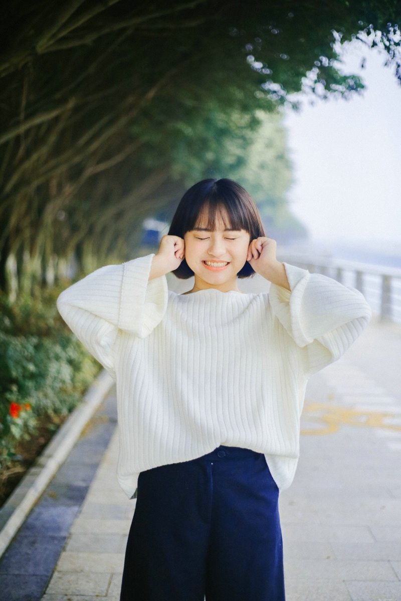 白皙短发少女可爱软萌可人