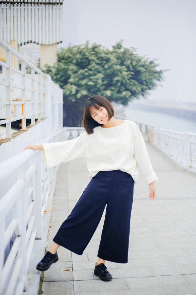 白皙短发少女可爱软萌可人