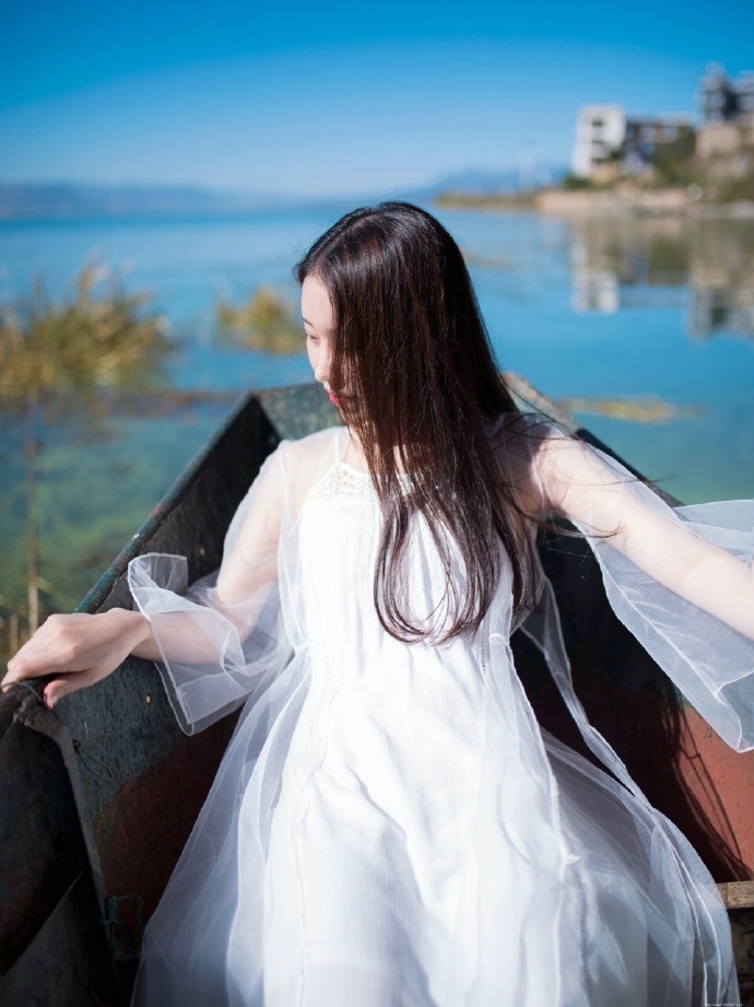 清新户外唯美白裙侧颜少女温馨写真