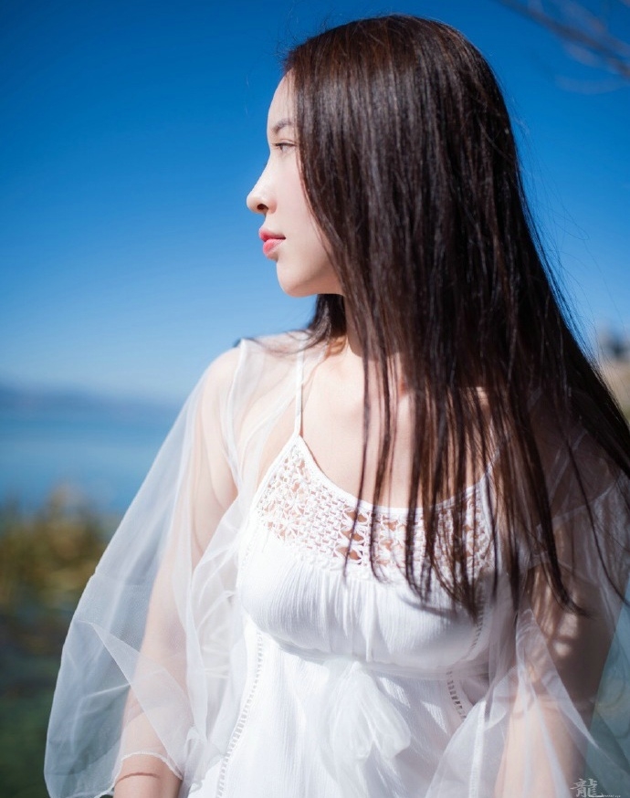 清新户外唯美白裙侧颜少女温馨写真