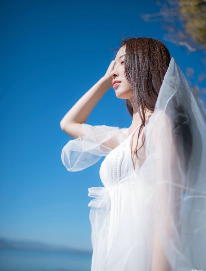 清新户外唯美白裙侧颜少女温馨写真