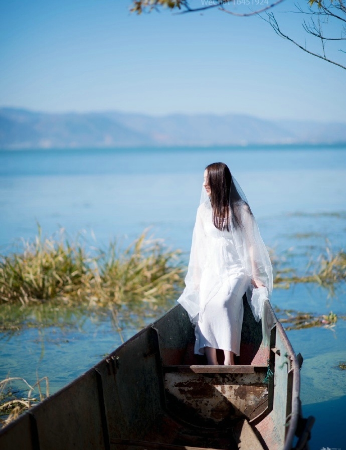 清新户外唯美白裙侧颜少女温馨写真