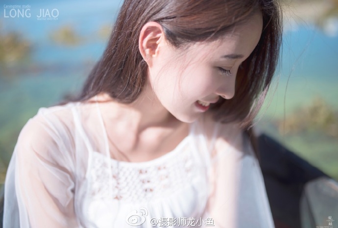 清新户外唯美白裙侧颜少女温馨写真