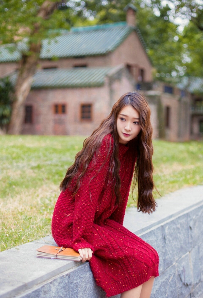 韩系卷发红衣美女娇美活力十足