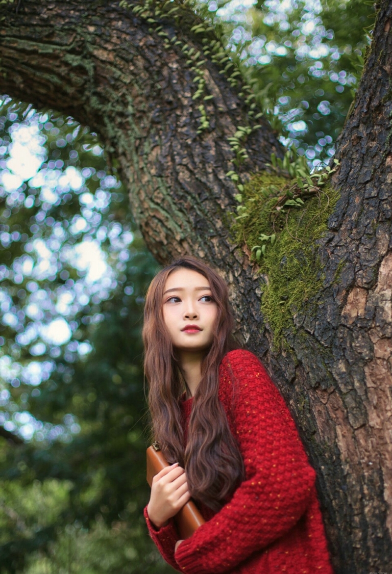 韩系卷发红衣美女娇美活力十足