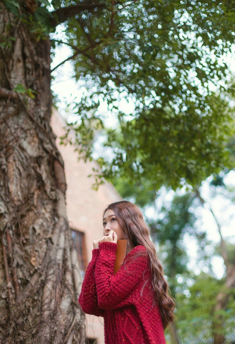 韩系卷发红衣美女娇美活力十足