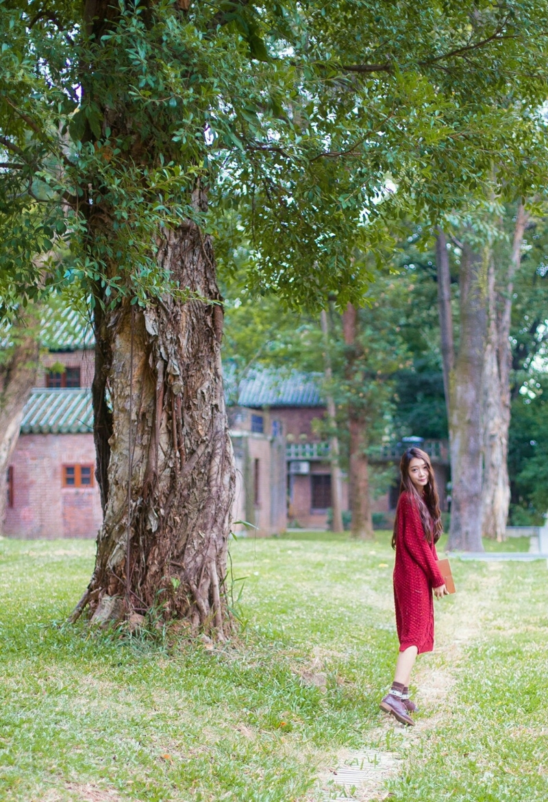 韩系卷发红衣美女娇美活力十足