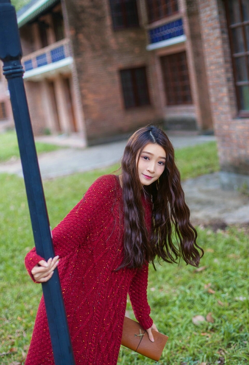 韩系卷发红衣美女娇美活力十足