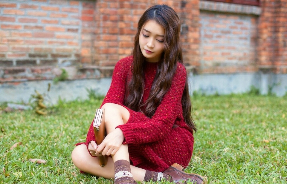 韩系卷发红衣美女娇美活力十足