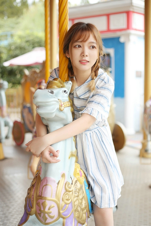 甜美清纯俏皮可爱美女游乐场快乐甜蜜迷人写真