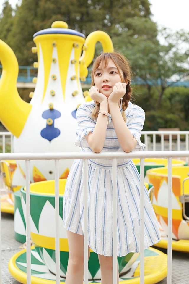 甜美清纯俏皮可爱美女游乐场快乐甜蜜迷人写真