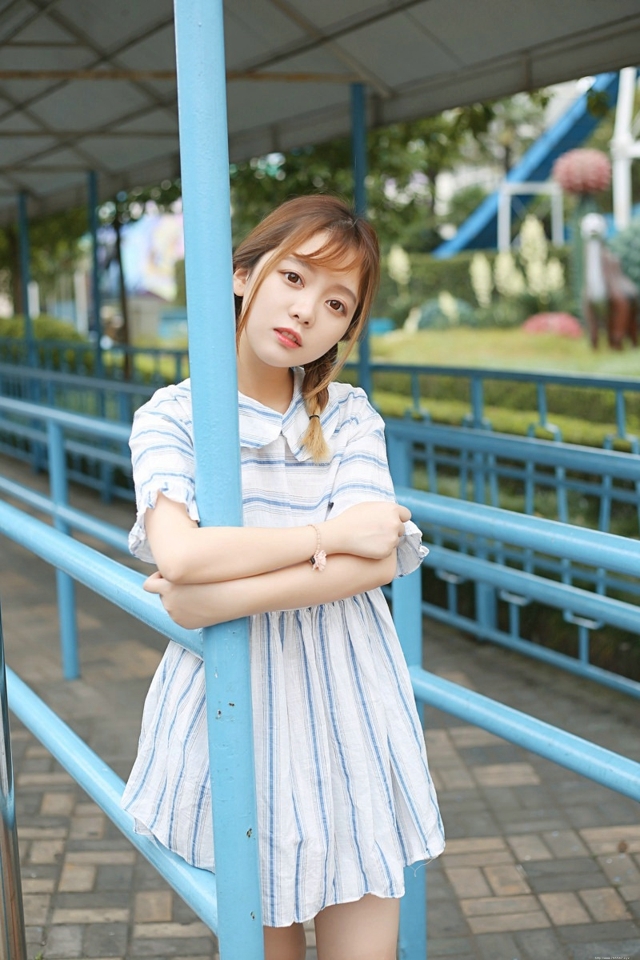 甜美清纯俏皮可爱美女游乐场快乐甜蜜迷人写真