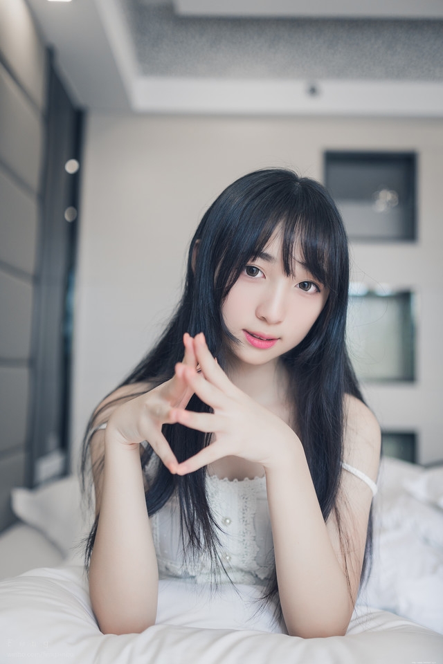 初夏清晨酒店内明眸皓齿的白皙妹子吊带蕾丝裙写真