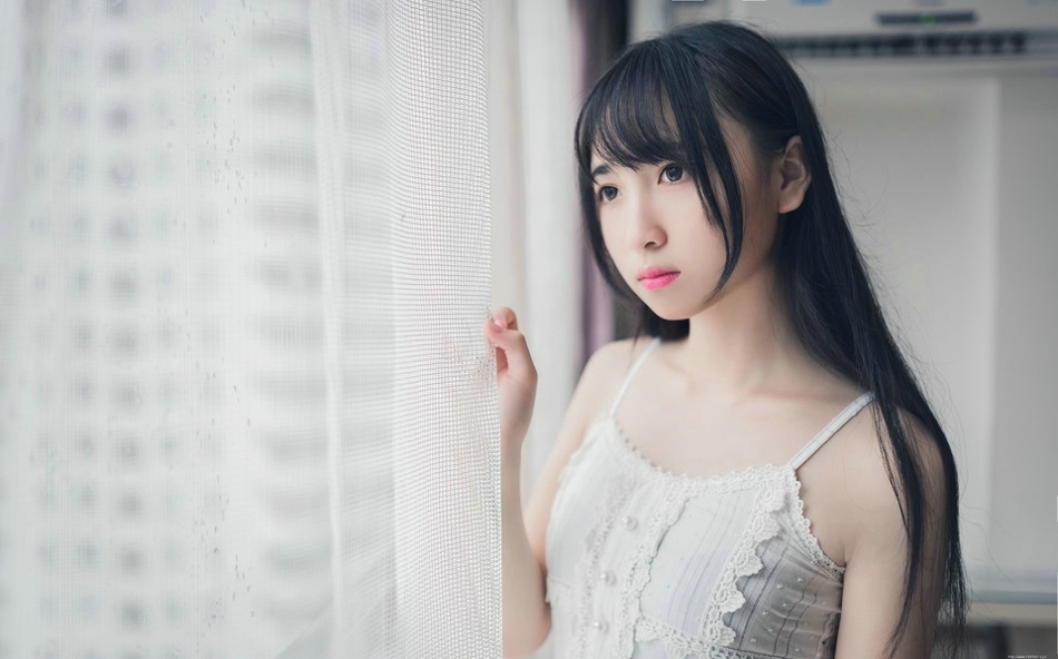 初夏清晨酒店内明眸皓齿的白皙妹子吊带蕾丝裙写真